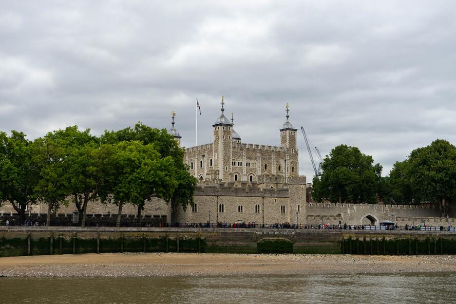 イギリス観光-幽霊が出る世界遺産-ロンドン塔_歴史-監獄塔として