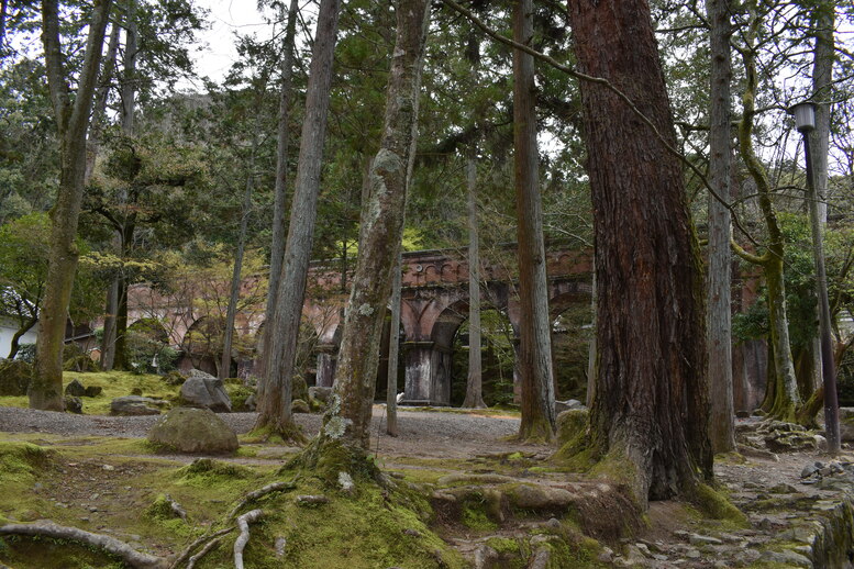 春の京都の名所観光_南禅寺_琵琶湖疏水水路の水道橋