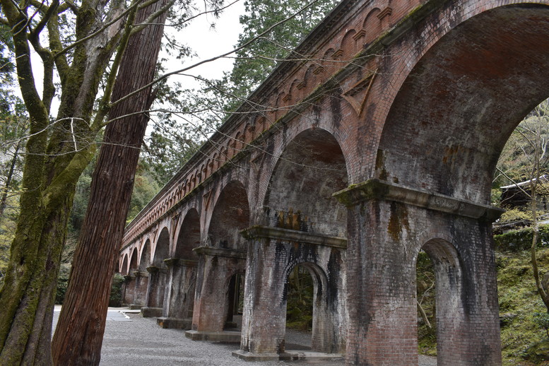 春の京都の名所観光_南禅寺_琵琶湖疏水水路の水道橋-下から