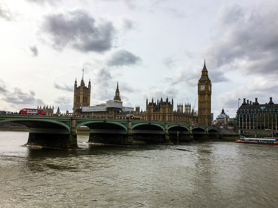 イギリス旅行・ロンドン観光-ウェストミンスターの歴史と世界遺産_見どころ-ウェストミンスター宮殿-国会議事堂-ゴシック・リバイバル様式