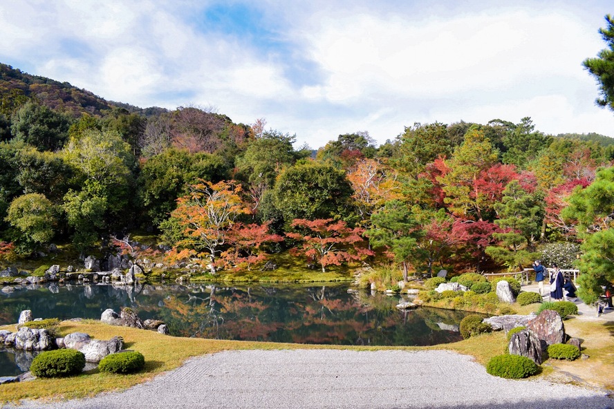 京都・嵐山のオススメ観光名所・世界遺産_天龍寺の見どころ-方丈の縁側から眺める曹源池庭園
