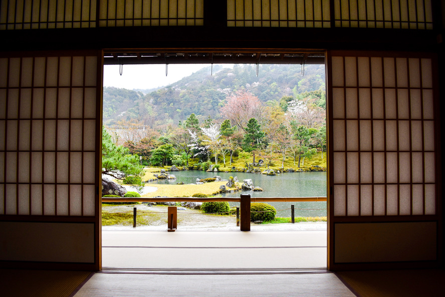 京都・嵐山のオススメ観光名所・世界遺産_天龍寺雲龍図法堂の公開期間・拝観料金_方丈から眺める春の曹源池庭園