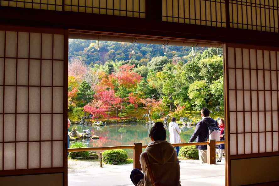 京都・嵐山のオススメ観光名所・世界遺産_歴史-天龍寺の発展_秋の曹源池庭園