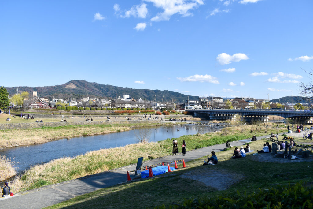 京都ひとり旅_鴨川デルタ_レンタサイクルで桜とパワースポットを巡る！