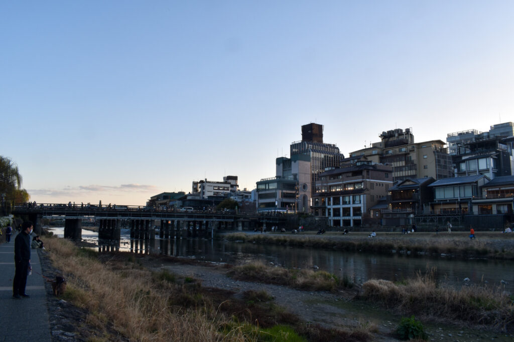 京都ひとり旅_夕暮れの四条河原_レンタサイクルで桜とパワースポットを巡る！