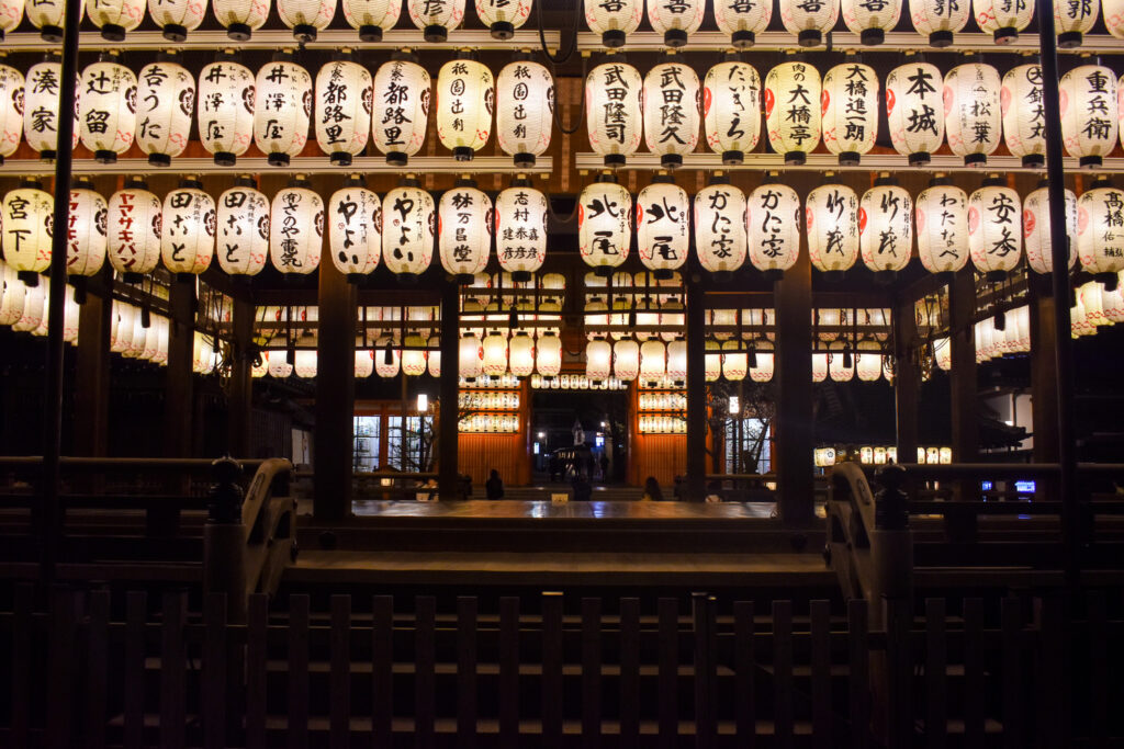 京都ひとり旅_八坂神社の夜のライトアップ-提灯と舞殿_レンタサイクルで桜とパワースポットを巡る！