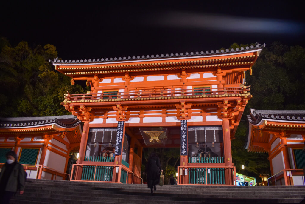 京都ひとり旅_八坂神社の夜のライトアップ_レンタサイクルで桜とパワースポットを巡る！