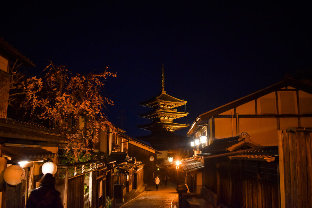 京都ひとり旅_八坂の塔の夜のライトアップ_レンタサイクルで桜とパワースポットを巡る！