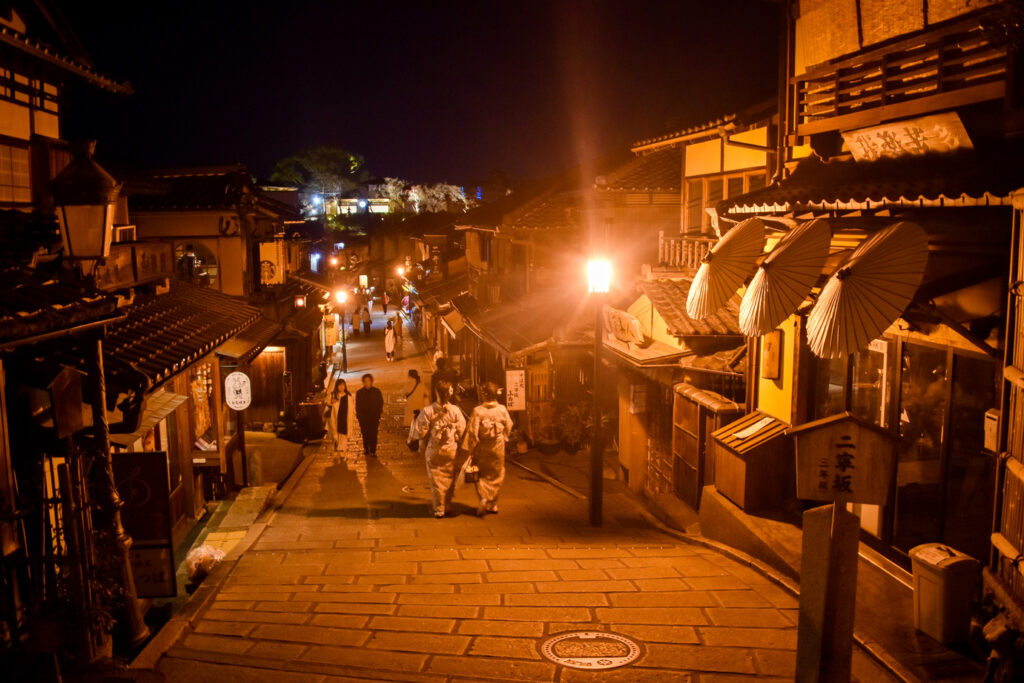 京都ひとり旅_夜のライトアップ-八坂の塔と二寧坂_レンタサイクルで桜とパワースポットを巡る！