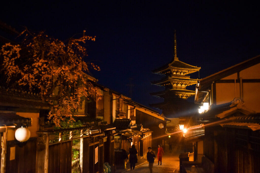 京都ひとり旅_八坂の塔の夜のライトアップ2_レンタサイクルで桜とパワースポットを巡る！